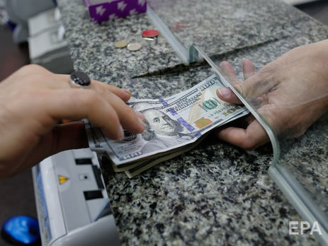 Резкий скачок курса заставил украинцев бежать в обменки: свежие данные