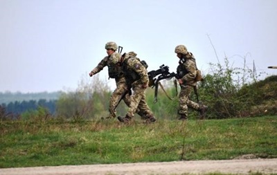 Война на Донбассе: бойцов ВСУ обстреляли из тяжелого вооружения и стрелкового оружия