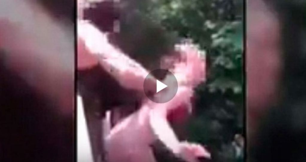 Девушку столкнули с высокого моста в реку. ВИДЕО