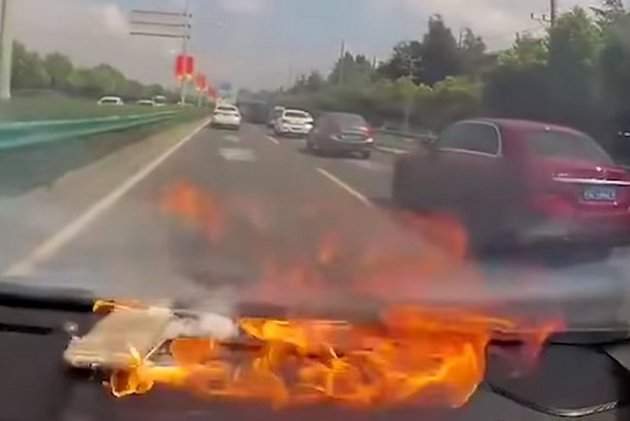 iPhone взорвался в машине и начал гореть: панику женщины-водителя не передать