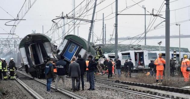 Пассажирский поезд слетел с рельсов на полном ходу, пострадали дети. ФОТО