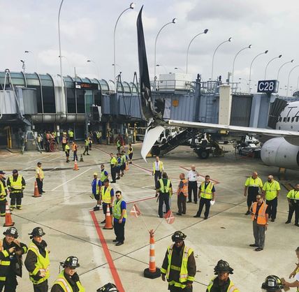 ЧП в Чикаго: в аэропорту не разминулись два пассажирских самолета 