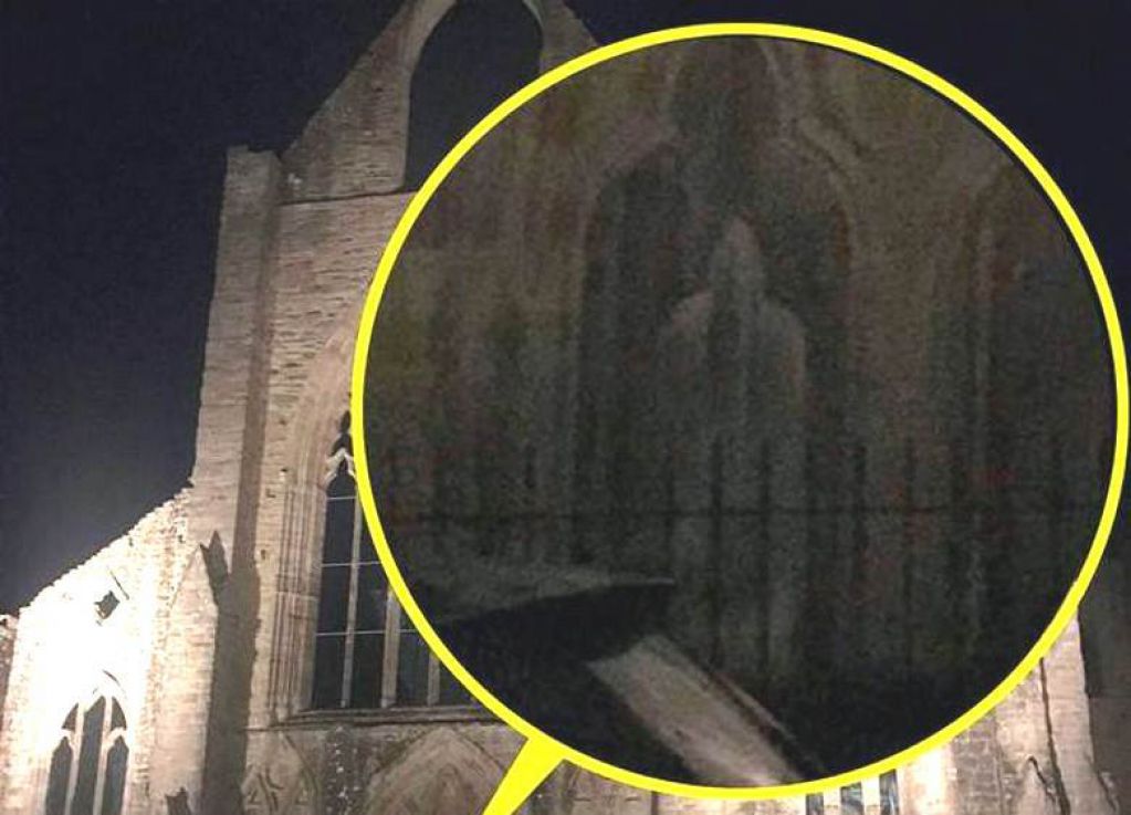 На фоне Тинтернского аббатства сфотографировали привидение