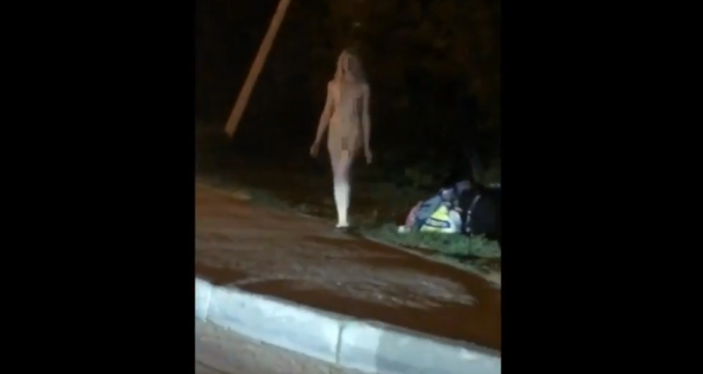 Обнаженная девушка разгуливала по ночному Липецку. ВИДЕО