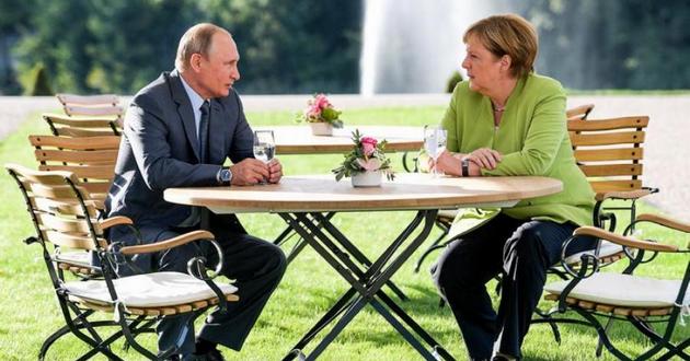 Вместо тысячи слов: это лица Путина и Меркель после "свидания"