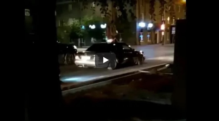 В России полуобнаженная блондинка прокатилась на крыше авто. ВИДЕО