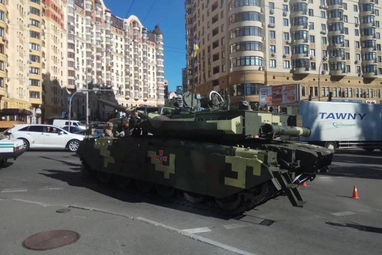 Танк попал в ДТП в центре Киева. ВИДЕО