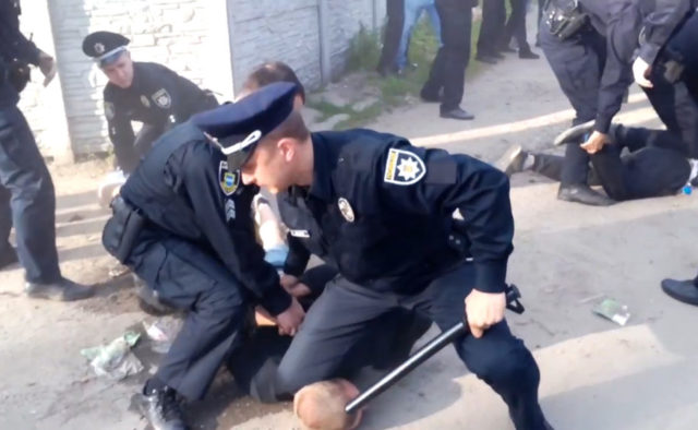 Таких, как ты, надо уничтожать: беспредел полицейских с шокером попал на видео