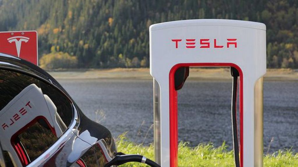 Сотрудники Tesla массово бегут работать в Apple 