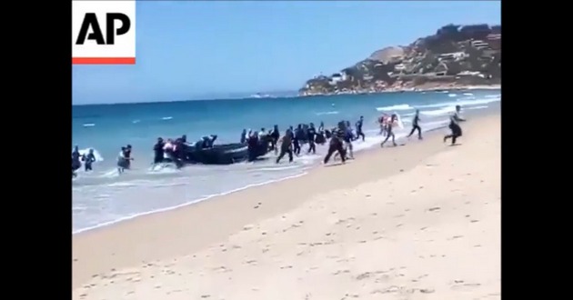 Толпа нелегалов "взяла штурмом" пляж в Испании. ВИДЕО