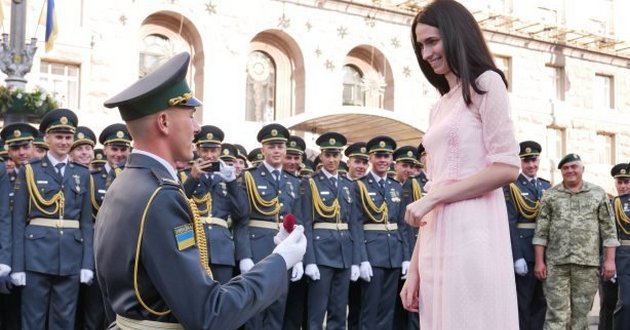 Курсант-пограничник на параде в Киеве сделал предложение девушке. ВИДЕО