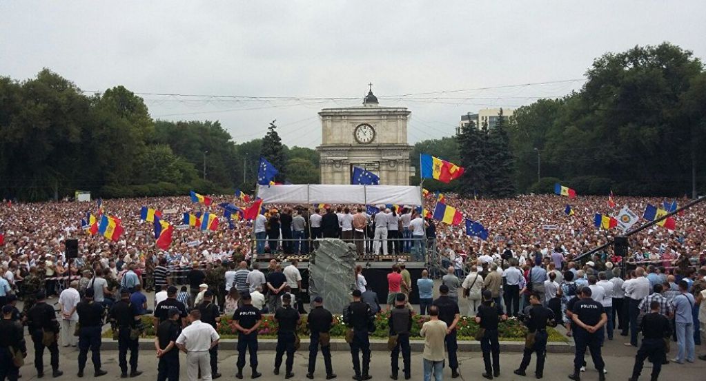 Выкручивали руки, тащили за ноги: в Кишиневе полиция разогнала митингующих