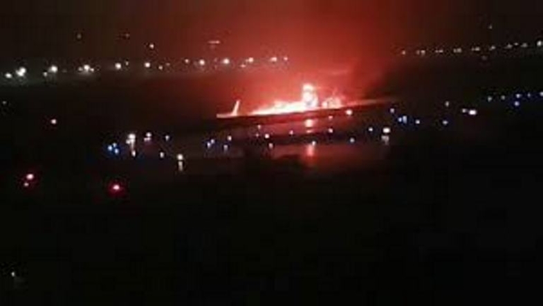 В Сочи самолет со 164 пассажирами загорелся и скатился в реку. ВИДЕО