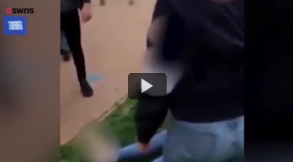 Мать выложила в Сеть видео, на котором девочки-подростки жестоко избили ее дочь