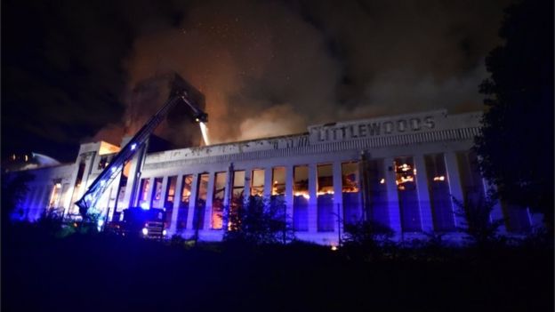 Пожар в Ливерпуле: горит одно из главных достопримечательностей города Littlewoods Pools