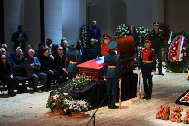 Волочкова устроила скандал на похоронах Кобзона. ФОТО