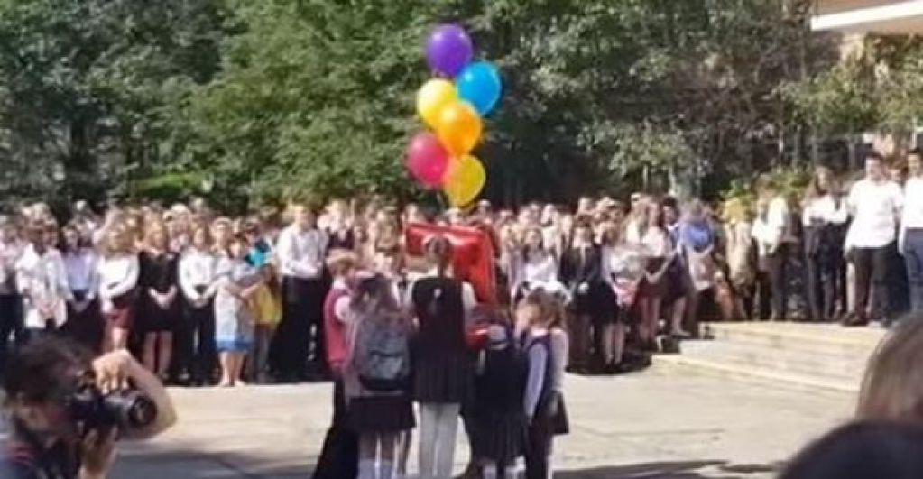 «Это фиаско, ребята»: ляп на школьной линейке стал хитом сети. ВИДЕО