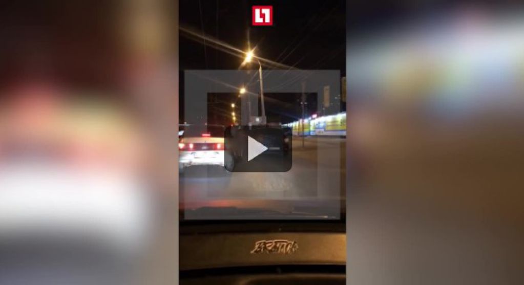 Лысая и обнаженная пара устроила променад на трассе в Самаре. ВИДЕО