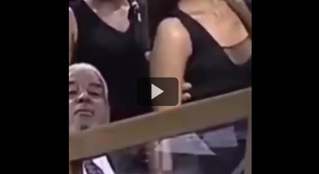 Появилось видео с похорон, где священник трогал за грудь Ариану Гранде