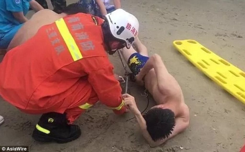 Скат вцепился пловцу в самое ценное, туристы сняли его мучения на видео