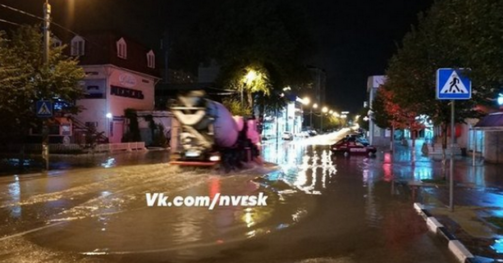 Приграничный к Крыму город "утонул": в море смыло целый автобус. ФОТО, ВИДЕО