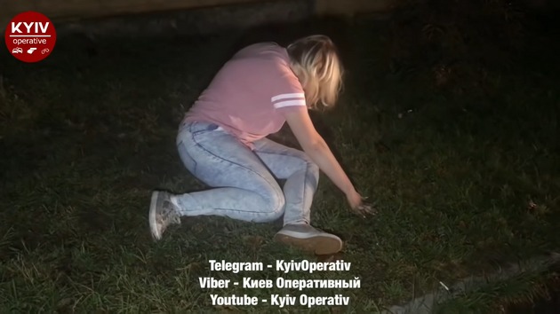 ​В Киеве очень пьяная девушка влетела в столб и устроила истерику полиции. ВИДЕО