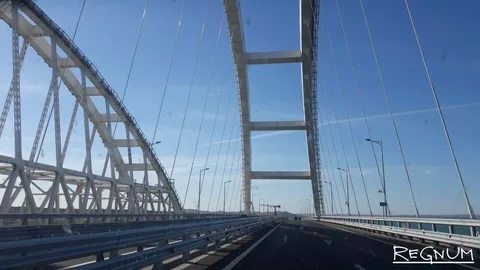 Керченский мост протаранил плавучий кран. ВИДЕО