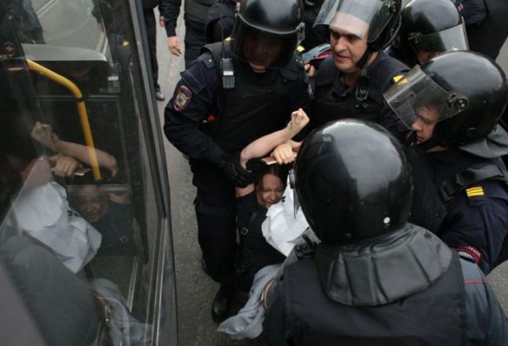 В РФ задержали более 1000 митингующих против повышения пенсионного возраста