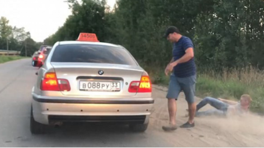 Таксист выбросил из машины клиента, который бросал мусор в окно. ВИДЕО