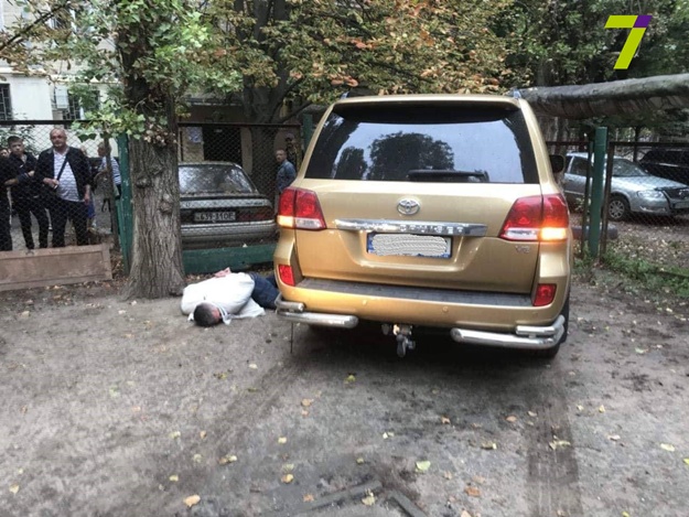 Разозлился: в Одессе владелец эвакуированного авто избил охранника штрафплощадки