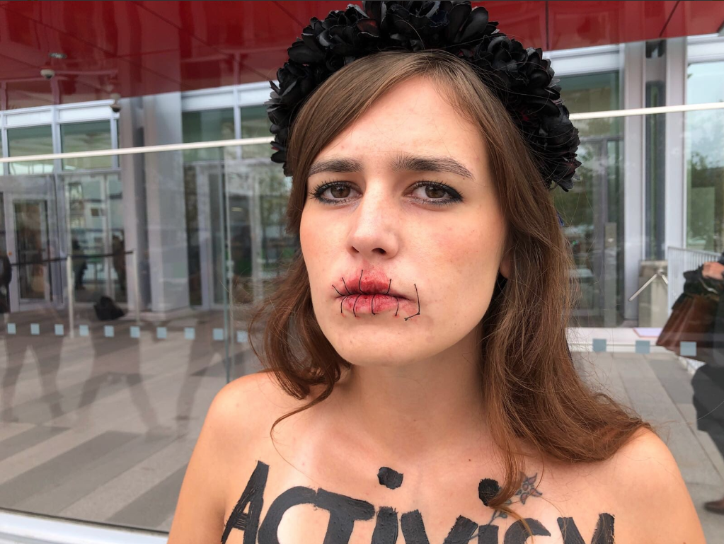Зашили себе рты и разделись. Femen пришли на суд по делу Павленского