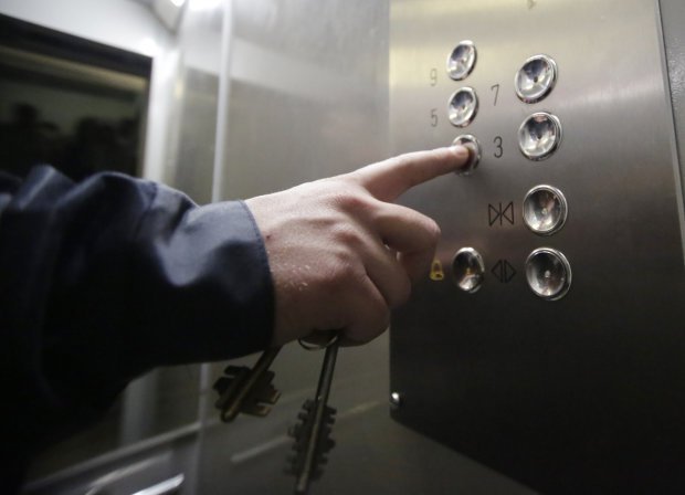 Зажал ребенка в лифте и показывал гениталии: копы ищут опасного извращенца