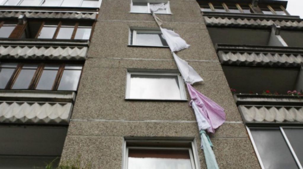 Женщина с ребенком на руках сорвалась вниз, убегая по простыне из окна квартиры от мужа