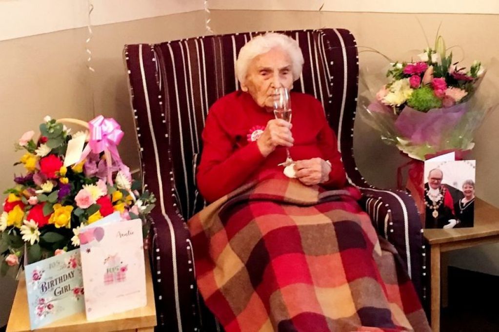 Бабушка, дожившая до 105 лет, объяснила, причем тут отсутствие интима