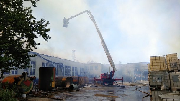 В Житомире загорелся Картонный комбинат: пожар тушили 20 часов. ВИДЕО