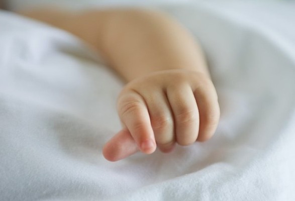 На Николаевщине нашли избитого младенца, оставленного в коробке у больницы