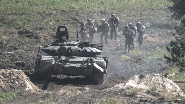 На Донбассе неспокойно, боевики подтянули на передовую танки и пехоту 