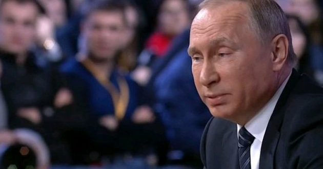 Путина заставили публично поцеловать женщину: эмоции зашкаливали
