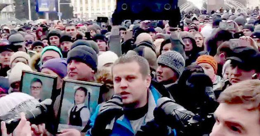 Путинисты забрали последнее у потерявшего всю семью на пожаре в Кемерово