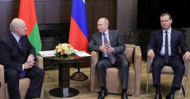 На приставном стульчике у Путина: Медведев снова стал посмешищем