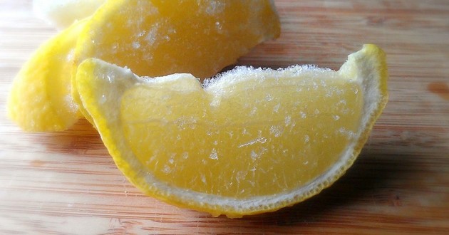 Зачем замораживать лимоны: есть важная причина