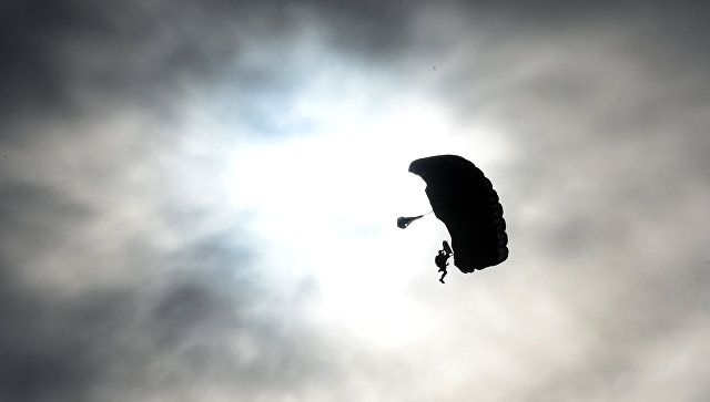 В России парашютисты приземлились на электропровода. ВИДЕО
