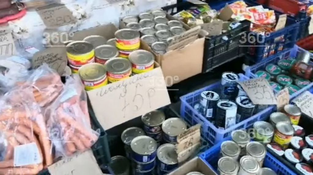 Выживали на кошках и собаках: российские пенсионеры выстроились в очереди за простроченными продуктами. ВИДЕО