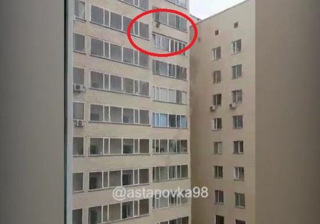 Смелый мужчина поймал мальчика, выпавшего с 10 этажа. Видео