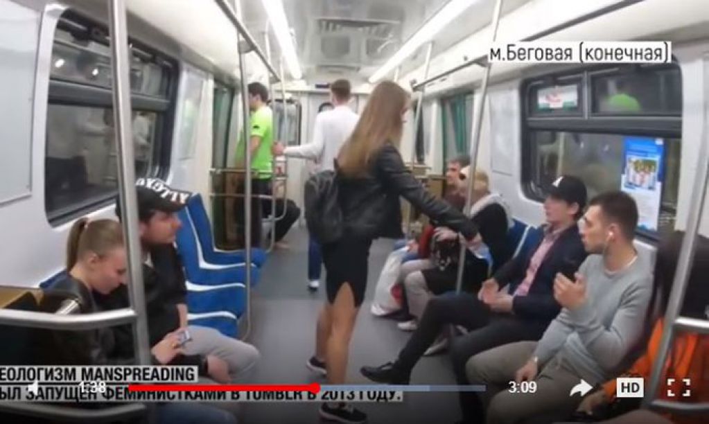 Видео: феминистки в Питере обливали химикатами мужчин, раздвигающих ноги