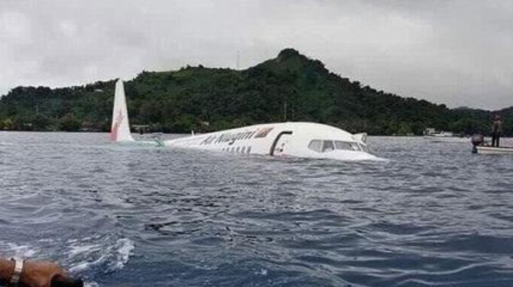 Чудом выжили: пассажирский самолет рухнул в Тихий океан