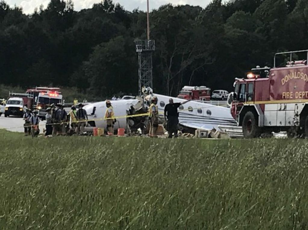 В США во время посадки в аэропорту раскололся пополам пассажирский самолет: есть погибшие