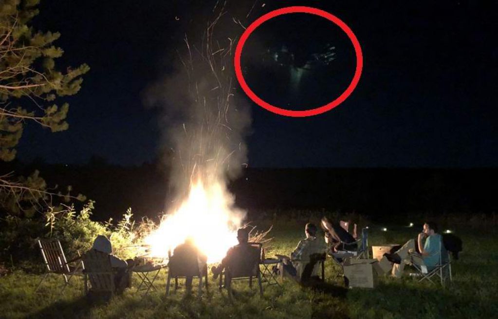 Скрытый от невооруженного глаза НЛО запечатлели во время похода. ВИДЕО
