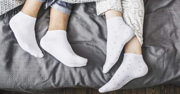 Спать в носках: полезно или вредно