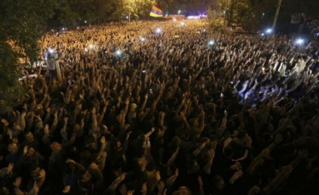 Протесты в Армении: Пашинян собрался подать в отставку и требует новых выборов